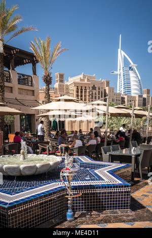 Il Madinat Jumeirah e strutture con il bianco di Burj Al Arab di Dubai, UAE, Medio Oriente. Foto Stock