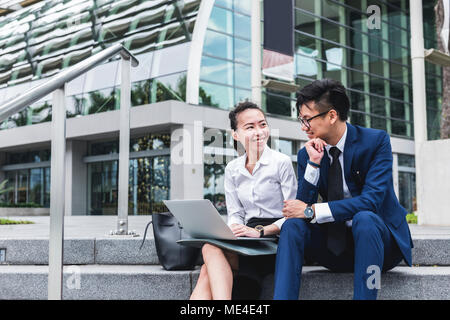 Asian business persone che lavorano insieme in una città Foto Stock