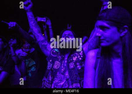 Paesi Bassi, Tilburg - Aprile 19, 2018. Un concerto goer visto tra i festival folla durante il Dutch music festival Roadburn Festival 2018 a Tilburg. (Photo credit: Gonzales foto - Petet Troest). Foto Stock