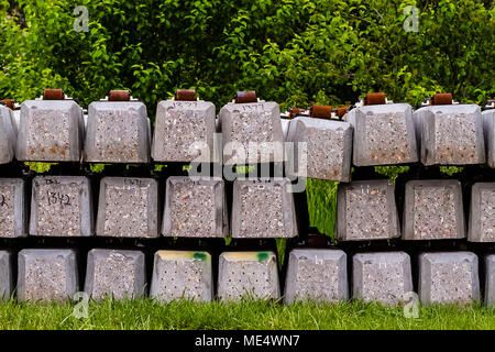 Pila di nuove traversine ferroviarie per hi-speed rail line Foto Stock