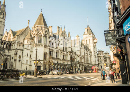 Royal Courts of Justice aka Tribunali, Strand, Londra. Foto Stock