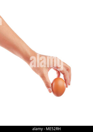 Teen femmina mano azienda brown uovo di pollo isolati su sfondo bianco, salva percorso di clipping. Foto Stock
