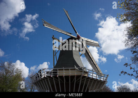 Antico mulino a vento olandese con un cielo azzurro sfondo in Lisse, Paesi Bassi, l'Europa su un luminoso giorno di estate Foto Stock