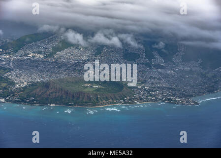 Una veduta aerea di Diamond Head e i sobborghi di Honolulu Foto Stock