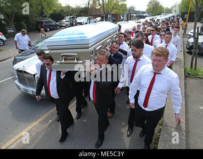 La bara di Queenie, madre di Big Fat Gypsy Wedding star Paddy Doherty, lascia la chiesa del Sacro Cuore a Cobham, Surrey dopo il suo funerale. Foto Stock