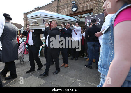 La bara di Queenie, madre di Big Fat Gypsy Wedding star Paddy Doherty, lascia la chiesa del Sacro Cuore a Cobham, Surrey dopo il suo funerale. Foto Stock