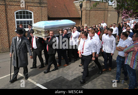 La bara di Queenie, madre di Big Fat Gypsy Wedding star Paddy Doherty, lascia la chiesa del Sacro Cuore a Cobham, Surrey dopo il suo funerale. Foto Stock
