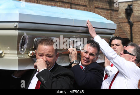 La bara di Queenie, madre di Big Fat Gypsy Wedding star Paddy Doherty(seconda a sinistra), viene effettuata per la Chiesa del Sacro Cuore a Cobham, Surrey dopo il suo funerale. Foto Stock