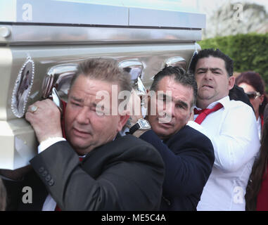 La bara di Queenie, madre di Big Fat Gypsy Wedding star Paddy Doherty(centro), viene effettuata per la Chiesa del Sacro Cuore a Cobham, Surrey dopo il suo funerale. Foto Stock