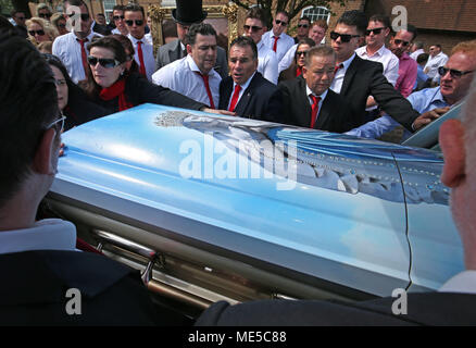 La bara di Queenie, madre di Big Fat Gypsy Wedding star Paddy Doherty, viene caricato nel funebre al di fuori della Chiesa del Sacro Cuore di Gesù a Cobham, Surrey dopo il suo funerale. Foto Stock