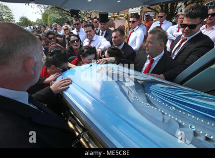 La bara di Queenie, madre di Big Fat Gypsy Wedding star Paddy Doherty, viene caricato nel funebre al di fuori della Chiesa del Sacro Cuore di Gesù a Cobham, Surrey dopo il suo funerale. Foto Stock