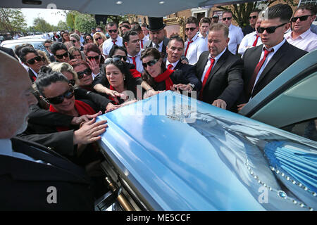 La bara di Queenie, madre di Big Fat Gypsy Wedding star Paddy Doherty, viene caricato nel funebre al di fuori della Chiesa del Sacro Cuore di Gesù a Cobham, Surrey dopo il suo funerale. Foto Stock