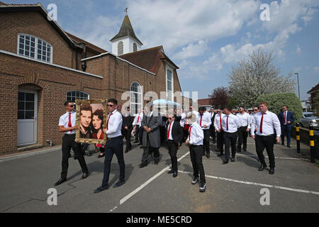 La bara di Queenie, madre di Big Fat Gypsy Wedding star Paddy Doherty, lascia la chiesa del Sacro Cuore a Cobham, Surrey dopo il suo funerale. Foto Stock