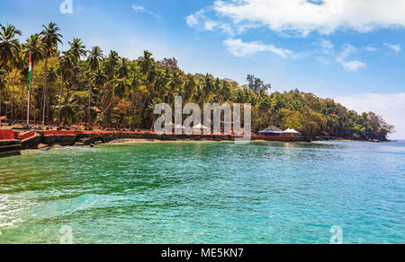 Scenic Ross isola mare spiaggia bay in india andamane con palme da cocco e cottage. Foto Stock