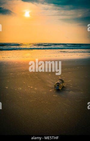 La bottiglia di plastica sulla riva del mare Foto Stock