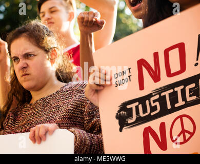 Primo piano di angry teen girl protestando dimostrazione tenendo posters antiwar giustizia il concetto di pace Foto Stock