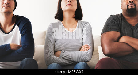 Gruppo di diversi amici seduti sul lettino Foto Stock