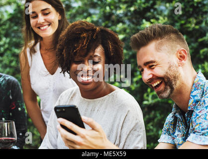 Gruppo di diversi amici godendo summer party insieme Foto Stock