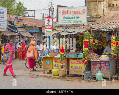 Karaikudi, India - 12 Marzo 2018: ghirlande di fiori in vendita vicino alla principale tempio indù nella città Tamil. Essi sono ampiamente utilizzati per le dediche Foto Stock