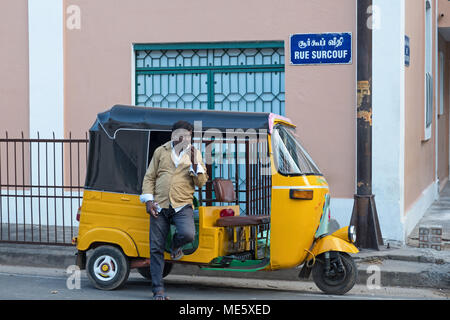 Pondicherry, India - 16 Marzo 2018: Unidentified auto rickshaw driver personalizzati in attesa nel tradizionale quartiere francese Foto Stock