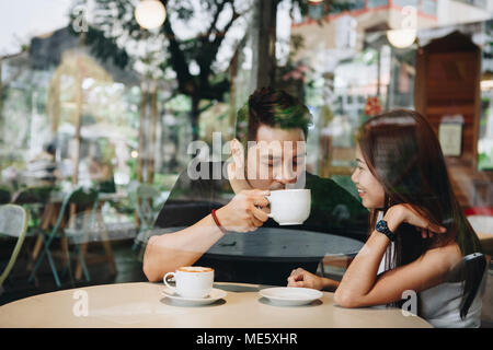 Bella coppia asiatica di caffè Foto Stock