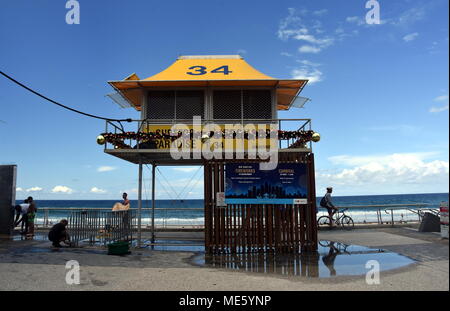 Surfers Paradise, Australia - 27 dic 2017. Bagnino torre patrol numero 34 sulla spiaggia. Ci sono attualmente 39 appositamente progettati torri poste alo Foto Stock