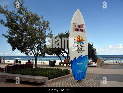 Surfers Paradise, Australia - 27 dic 2017. Una tavola da surf a tema orologio per il conto alla rovescia a Surfers Paradise, il conto alla rovescia per il 2018 Gold Coast Commonwealth Foto Stock