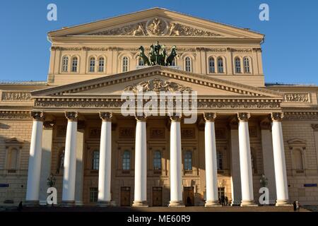 Mosca, Russia - 20 Marzo 2018. Vista esterna del Teatro Bolshoi di Mosca, con persone. Foto Stock