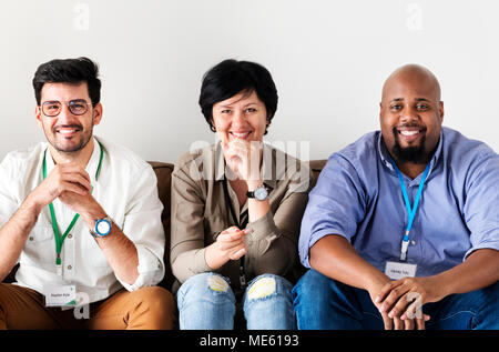 Diversi lavoratori seduti insieme sul lettino Foto Stock