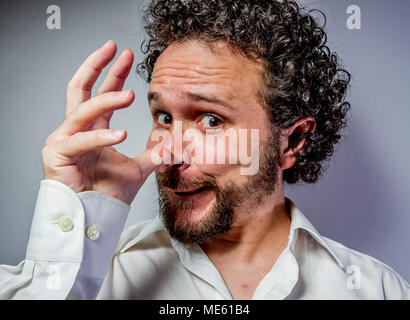 Non voglio sentire nulla, l'uomo con intensa espressione, camicia bianca Foto Stock