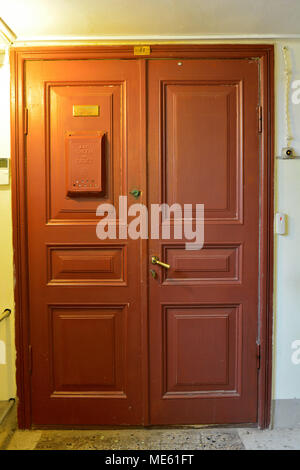 San Pietroburgo, Russia - Marzo 25, 2018. Porta in legno che conduce a Anna Akhmatova appartamento, attualmente sede di un museo, al Fountain House di San Pietro Foto Stock