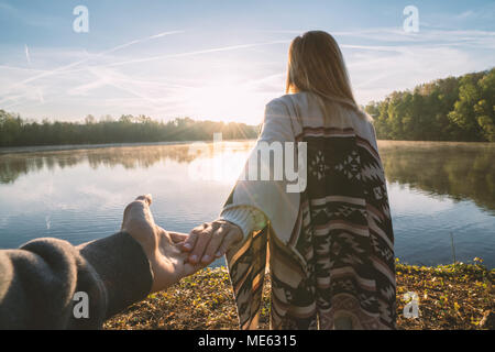 Seguimi al concetto, giovane donna che portano il mio ragazzo per il lungolago di sunrise, tenendo le mani, persone viaggi giovane inizio. Girato in Francia, Europa Foto Stock