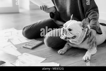 Donna gestione del debito Foto Stock