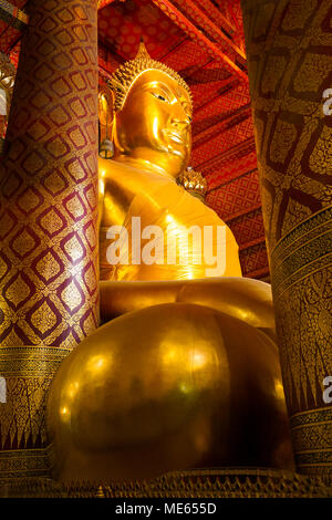 Statua di Buddha nel Wat Phananchoeng, Ayutthaya, Thailandia. Foto Stock