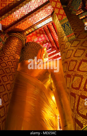 Statua di Buddha nel Wat Phananchoeng, Ayutthaya, Thailandia. Foto Stock