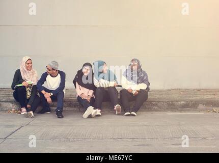 Diversi figli che studiano all'aperto Foto Stock