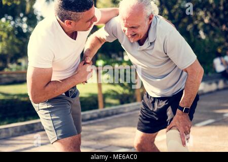 Uomo anziano avente un infortunio al ginocchio Foto Stock