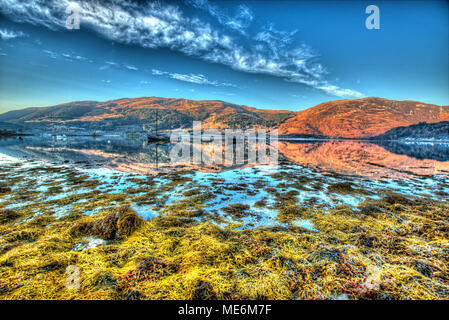 Area di Gen Coe, Scozia. Artistico vista del tramonto di imbarcazioni da diporto ancorate in Loch Leven vicino a Glencoe Boat Club. Foto Stock