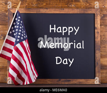 'Happy Memorial Day' scritto su una lavagna accanto alla bandiera americana Foto Stock