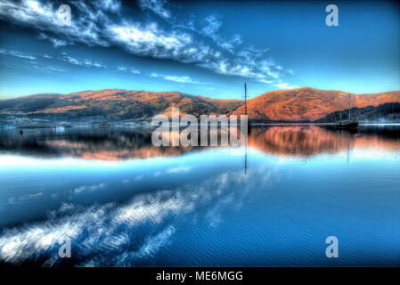 Area di Gen Coe, Scozia. Artistico vista del tramonto di imbarcazioni da diporto ancorate in Loch Leven vicino a Glencoe Boat Club. Foto Stock