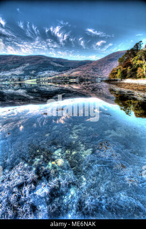 Area di Glen Coe, Scozia. Pittoresca vista del tramonto della sponda sud di Loch Leven (appena ad est del North Ballachulish). Foto Stock