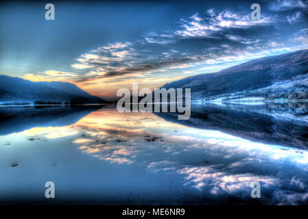 Area di Gen Coe, Scozia. Artistico vista del tramonto di Loch Leven con North Ballachulish fondo in lontananza. Foto Stock