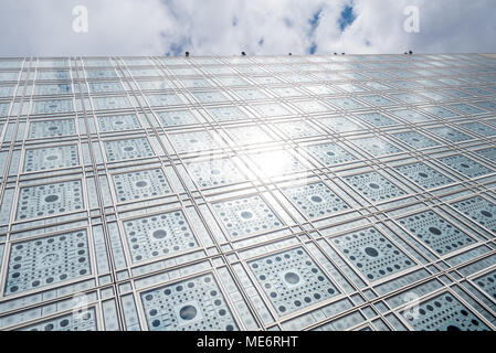 Francia, Parigi - 5 aprile 2018: Institut du Monde Arabe progettato dall architetto francese Jean Mouvel Foto Stock