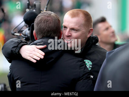 Hibernian manager Neil Lennon abbracci Celtic manager Brendan Rodgers prima la Ladbrokes Premiership scozzese corrispondono a Pasqua Road, Edimburgo. Foto Stock