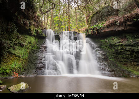 Il magazzino Goit cascata vicino Hewenden. Una lunga esposizione per catturare il movimento sull'acqua. Foto Stock