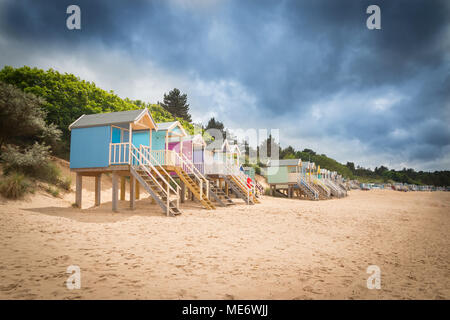 La colorata e moltitudine di cabine sulla spiaggia, a Wells accanto al mare Foto Stock