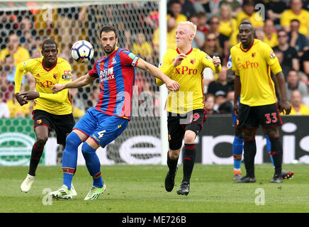 Il palazzo di cristallo di Luka Milivojevic (sinistra) e Watford permetterà di Hughes (a destra) battaglia per la palla durante il match di Premier League a Vicarage Road, Watford. Foto Stock