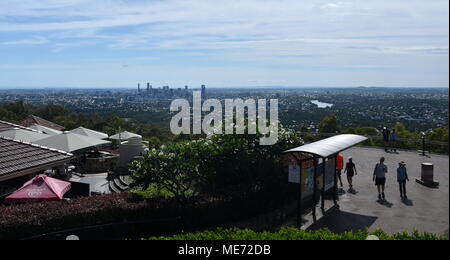 Brisbane, Australia - 30 dic 2017. Persone a Mt-Coot-Tha Lookout. La vista panoramica di Brisbane, Queensland in background. Foto Stock