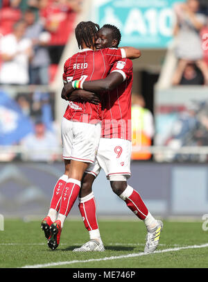 La città di Bristol di Famara Diedhiou festeggia con il team mate Bobby Reid dopo i punteggi ha il suo lato il terzo obiettivo del gioco durante il cielo di scommessa match del campionato a Ashton Gate, Bristol. Foto Stock