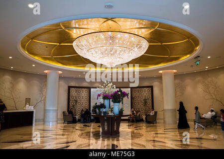 La lobby dell'Hotel Shangri-la SI nell'area finanziaria di Doha la capitale del Qatar nel Golfo Arabico paese Foto Stock